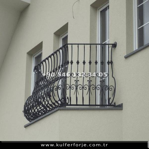 Ferforje Balkon Korkuluğu – Sanatsal Dokunuş