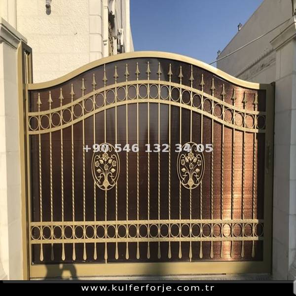 Bahçeye uygun ferforje raylı kapı modeli