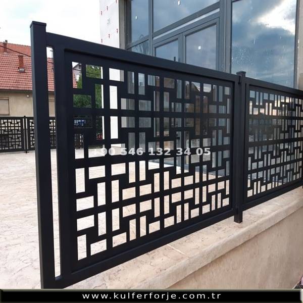 Siyah Metal Bahçe Korkuluk Modelleri